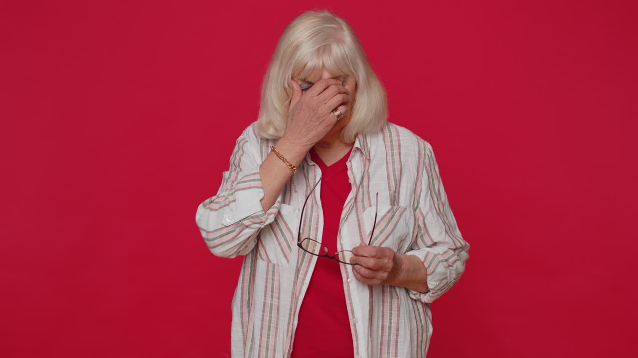 agotada anciana cansada se quita las gafas siente dolor en los ojos exceso de trabajo agotamiento por largas horas de trabajo