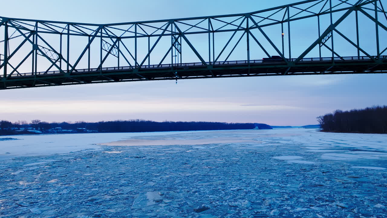 다리가 보이는 얼음 어리 위를 날아다니는 드론 비디오