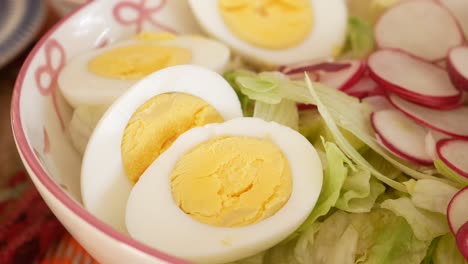 huevos hervidos con rábano y ensalada de lechuga