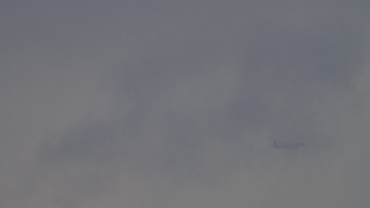 여객기 는 구름 과 안개 에서 날고 있다