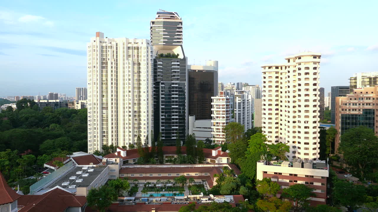 싱가포르의 도시 풍경은 고층 건물과 울창한 초록색으로 가득 차 있습니다.