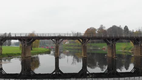 drveni most puente de madera sobre el río korana en karlovac, croacia