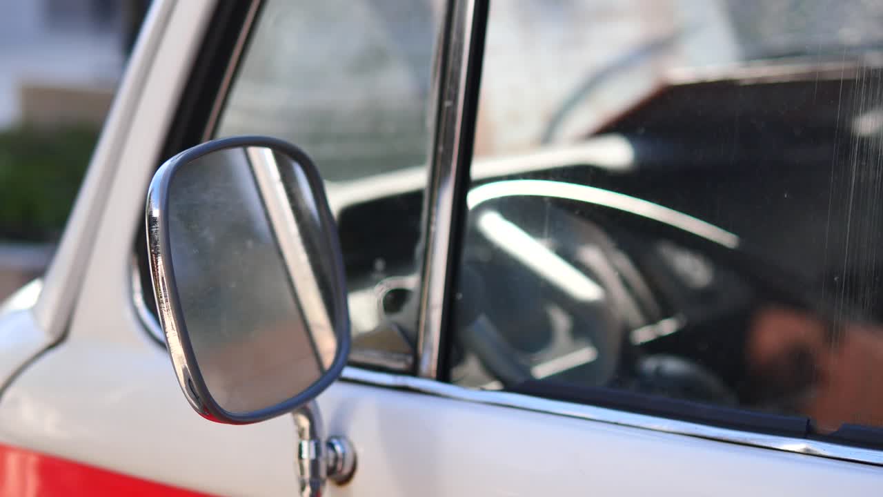 primer plano del espejo lateral de un coche de época