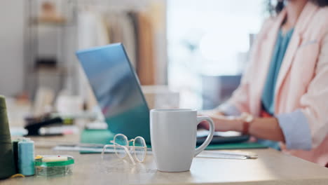 Café,-Computadora-Portátil-Y-Primer-Plano-Del-Tipo-De-Mujer