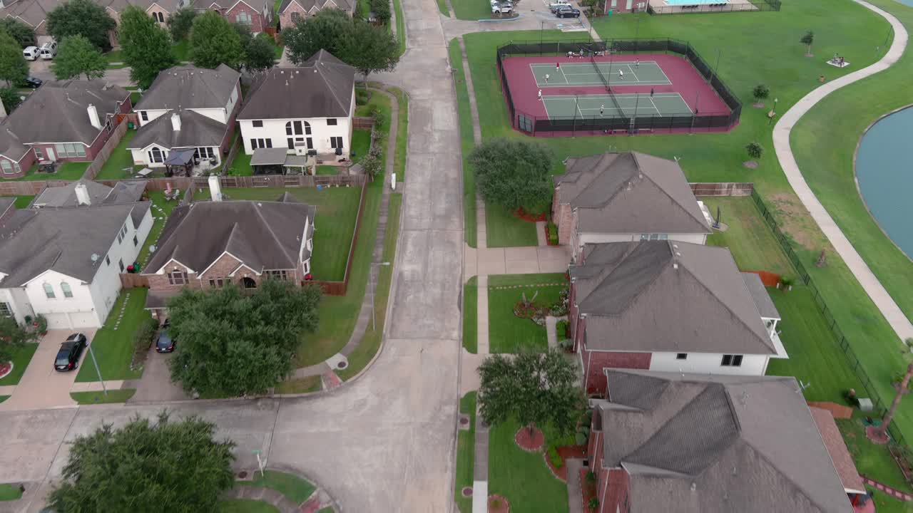 antena del barrio suburbano de clase media a las afueras de houston, texas