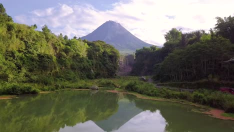 vista del volcán merapi desde un lago en bego pendem