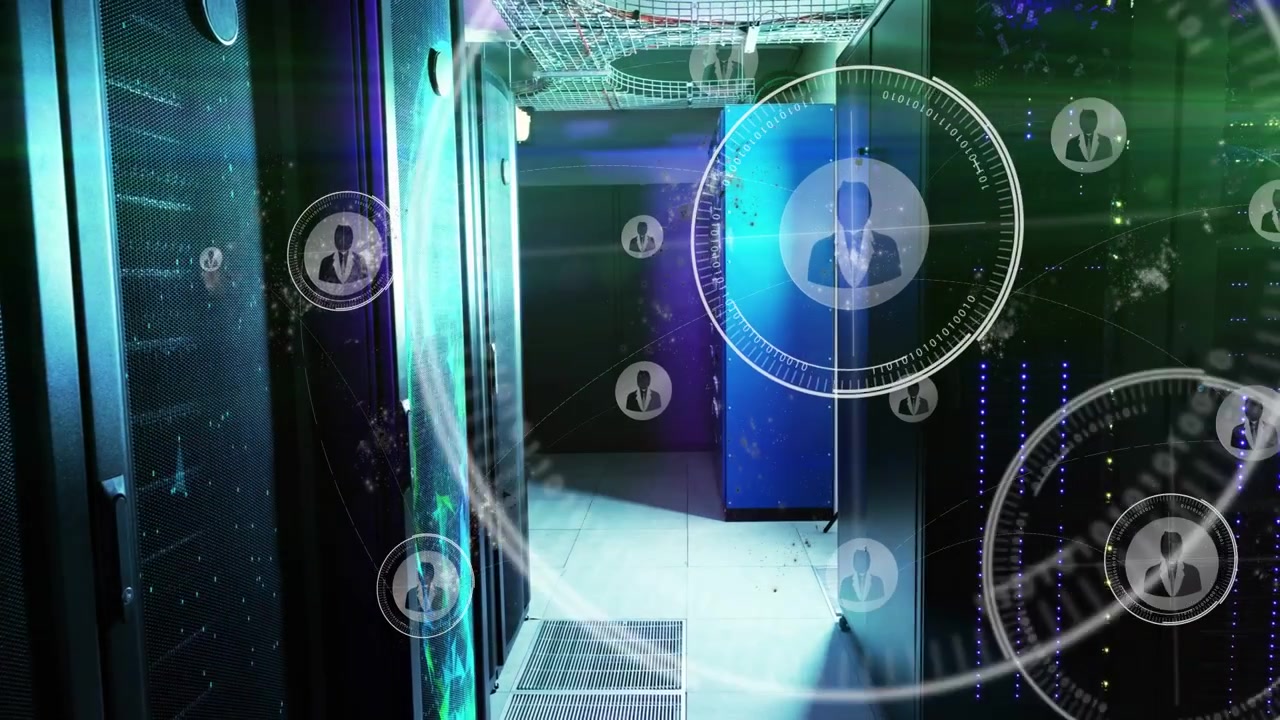 Corridoio di data center che mostra un badge HUD che appare gradualmente, anelli e badge in espansione che mappano i rack di rete.