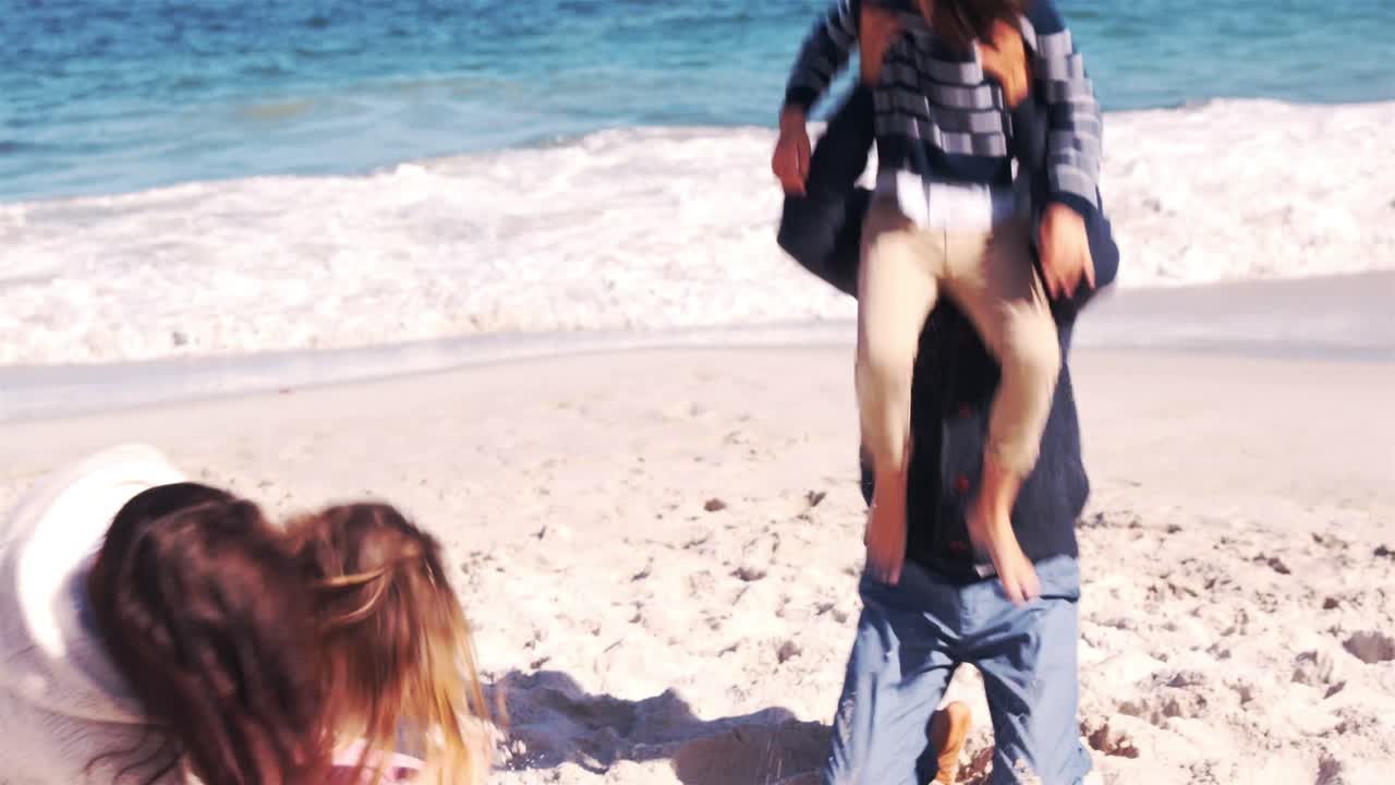 부모 와 자녀 들 이 재미 를 즐기고 있다