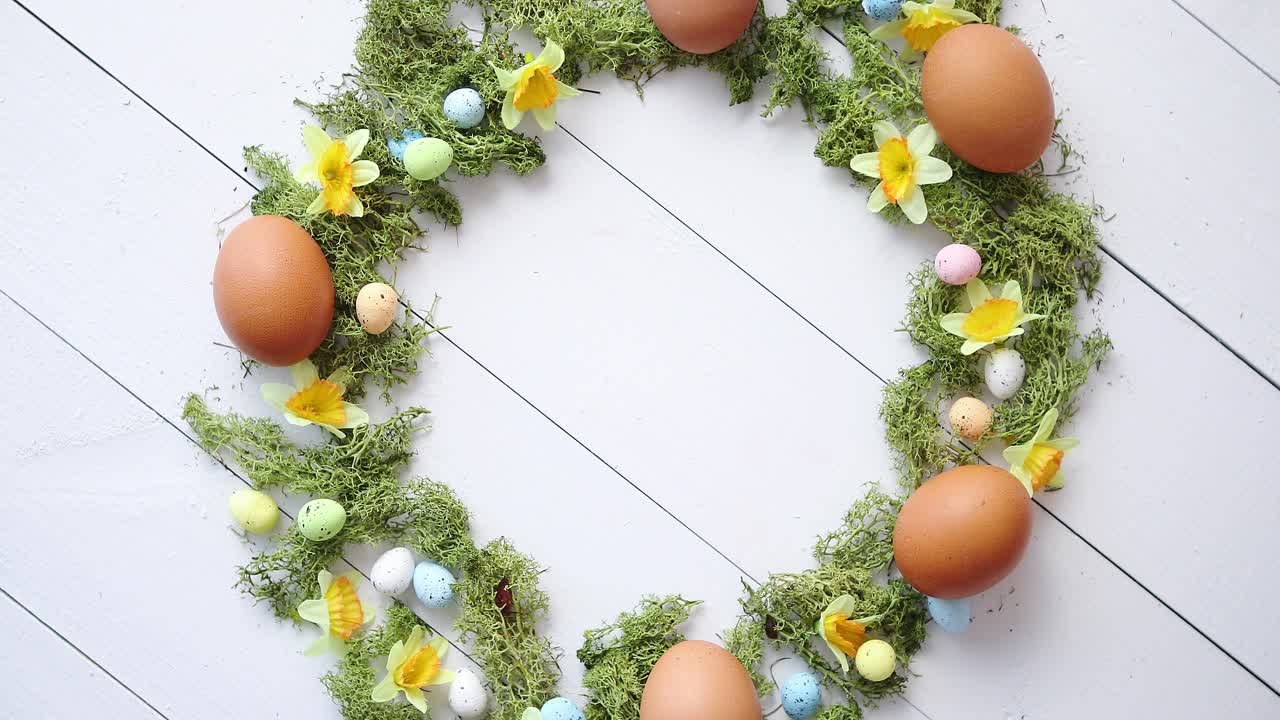 흰색 나무 테이블 배경에 화려한 장식 부활절 달걀 화환