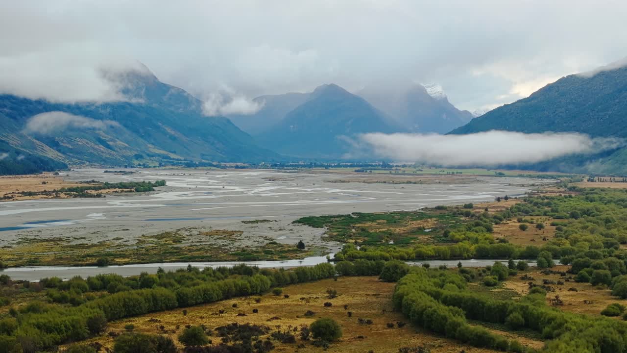 파노라마 항공은 구름이 많은 날에 놀라운 아름다운 glenorchy 저지대를 설정합니다.