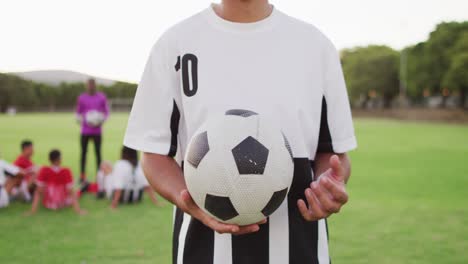 Video-De-Un-Jugador-De-Fútbol-Birracial-En-El-Campo-Con-Una-Pelota.