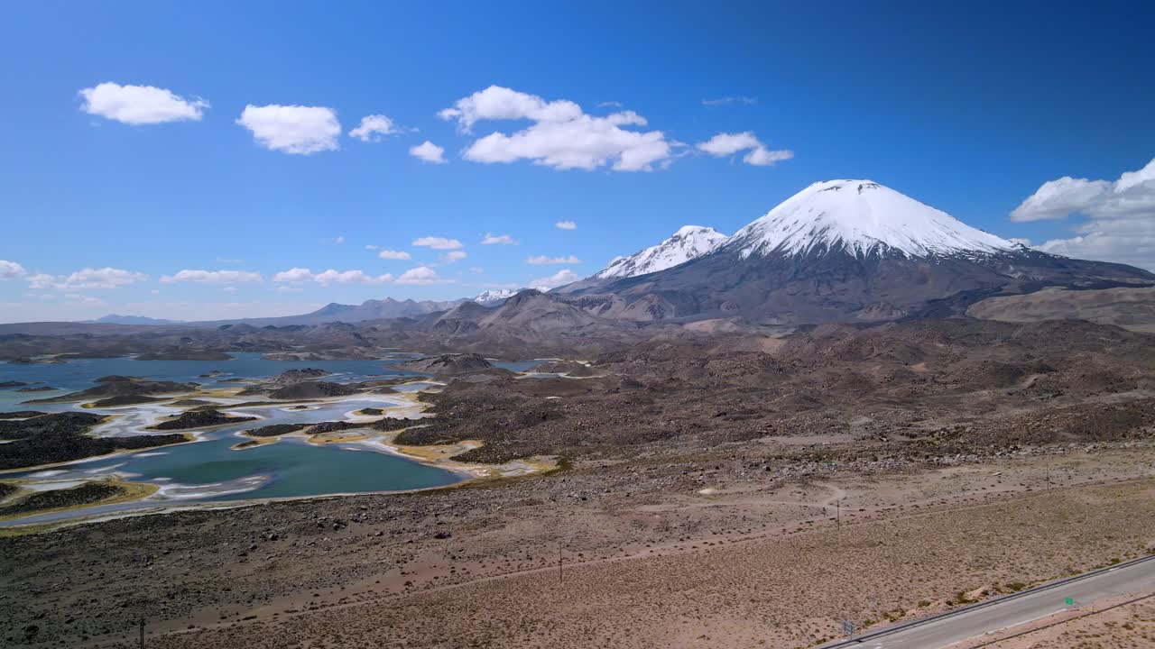 vista aérea del volcán parinacota, parque nacional lauca en chile - dolly, toma de avión no tripulado