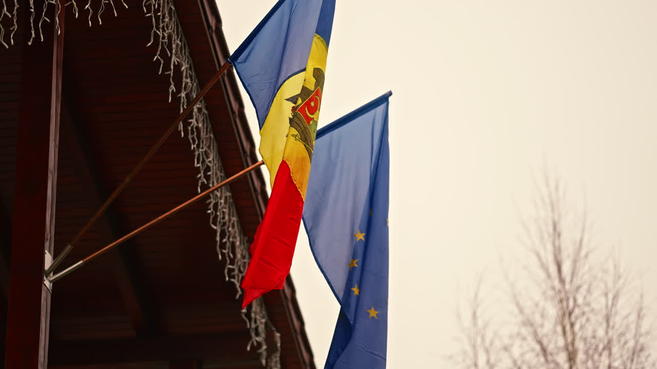 Bandiera della Repubblica di Moldova e dell'Europa attaccata a una casa.