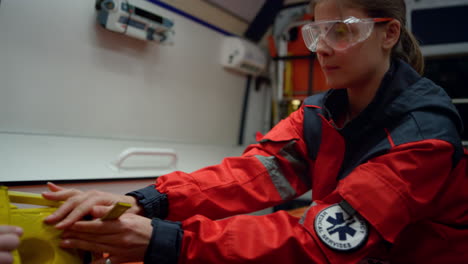 paramédico conduciendo en un vehículo de emergencia. el médico prepara camillas para usar