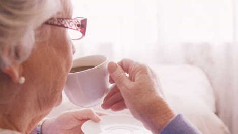 Mujer-Mayor-Tomando-Una-Taza-De-Té