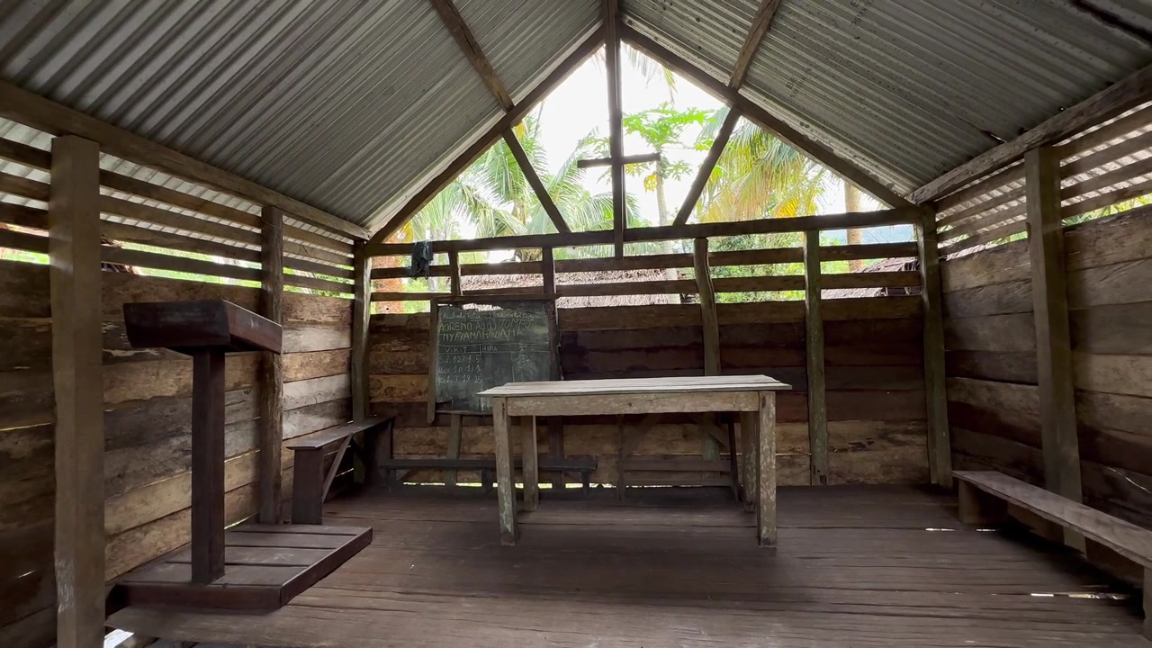 Mimbar dan altar di gereja Kristen kayu sederhana di desa Masoala, Madagaskar.