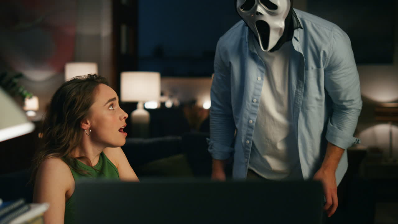 위장된 남자가 아내를 겁내고 집에서 클로즈업 평온한 프리랜서 비디오 통화 컴퓨터