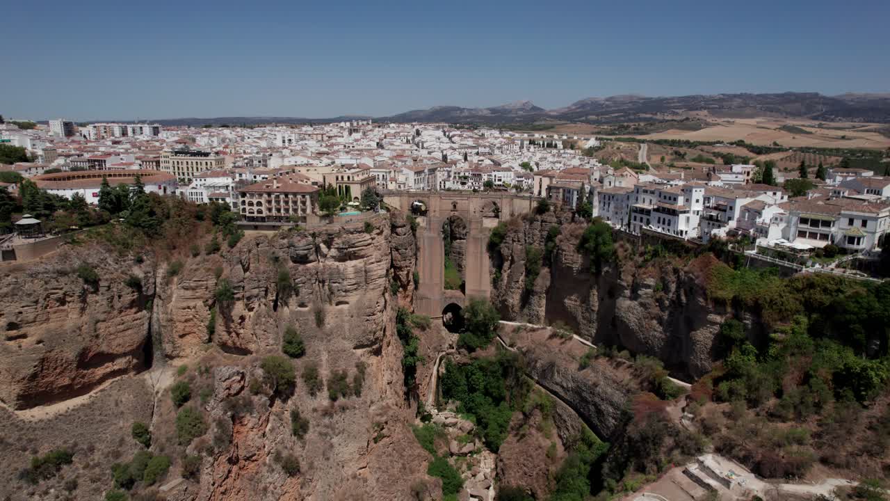 Luftvideo der nærmer sig broen over El Tajo-kløften i Ronda, Andalusien, Spanien.