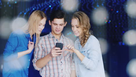Young-People-Have-A-Good-Time-At-A-Party-Use-A-Smartphone