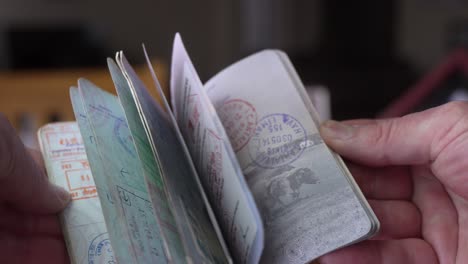 un pasaporte estadounidense lleno de sellos después de una vida de travo