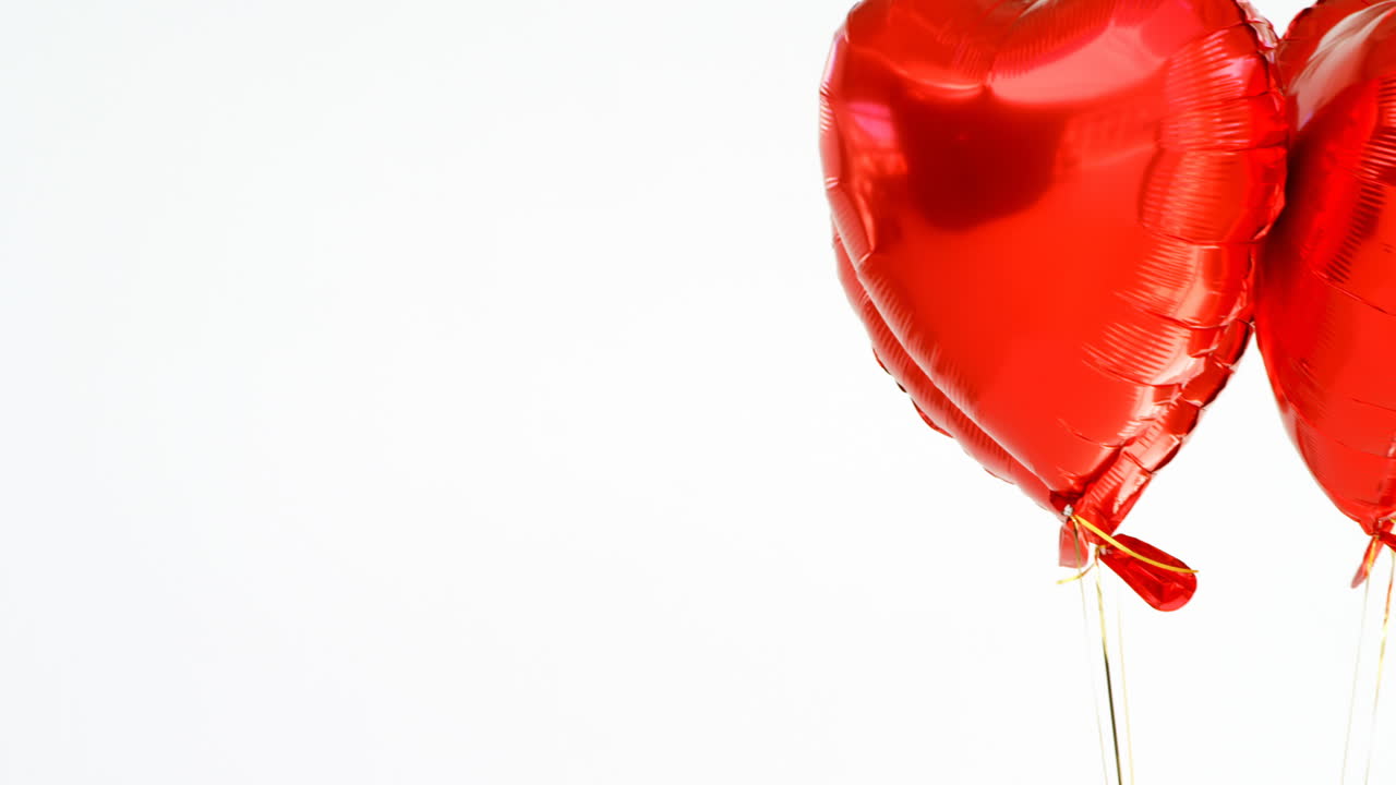 красные воздушные шары, плавающие в воздухе 4k