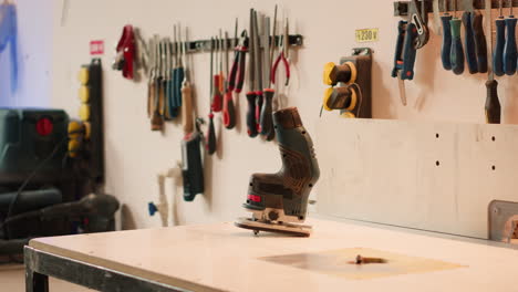 primer plano del router eléctrico en el moldeador de madera en el estudio de carpintería