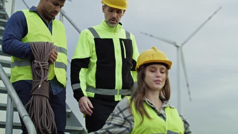 el equipo de profesionales va a la falla del molino de viento.