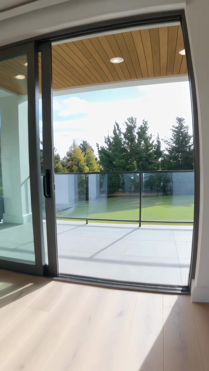 Vertikales Video: Kamera beginnt, eine offene Wohnküche in Richtung Schiebetüren zu filmen, das Layout zeigend.