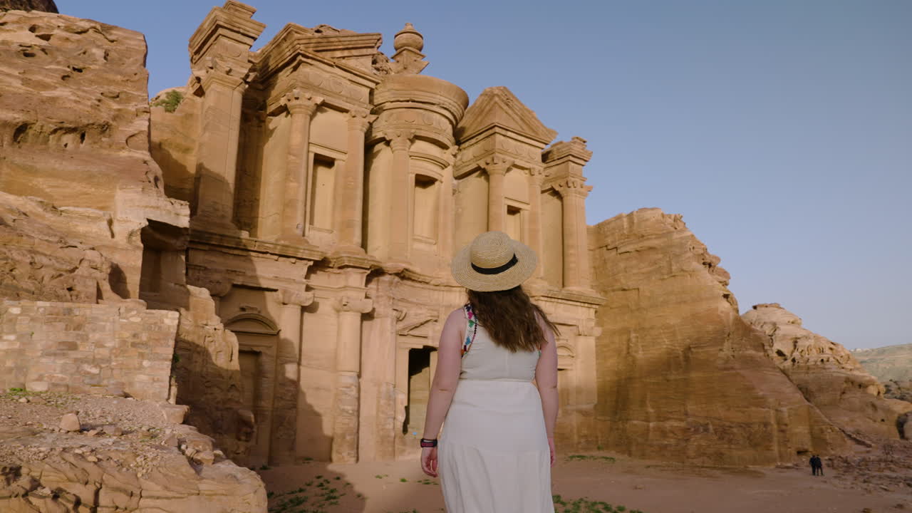 chica turista mirando el monasterio de ad deir en petra, jordania - retiro