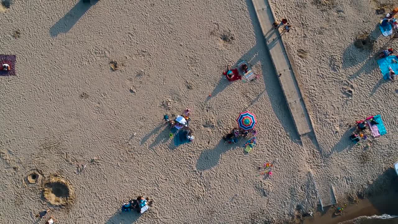 해변 위의 멋진 드론 전망
