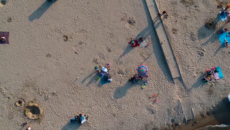 Schöner-Drohnenblick-über-Den-Strand
