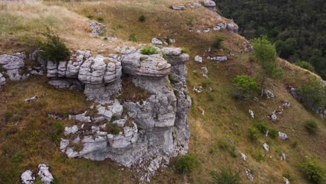 Luftaufnahme-über-Eine-Schroffe-Steinfelsformation-Am-Bewaldeten-Hang-Des-Peak-District