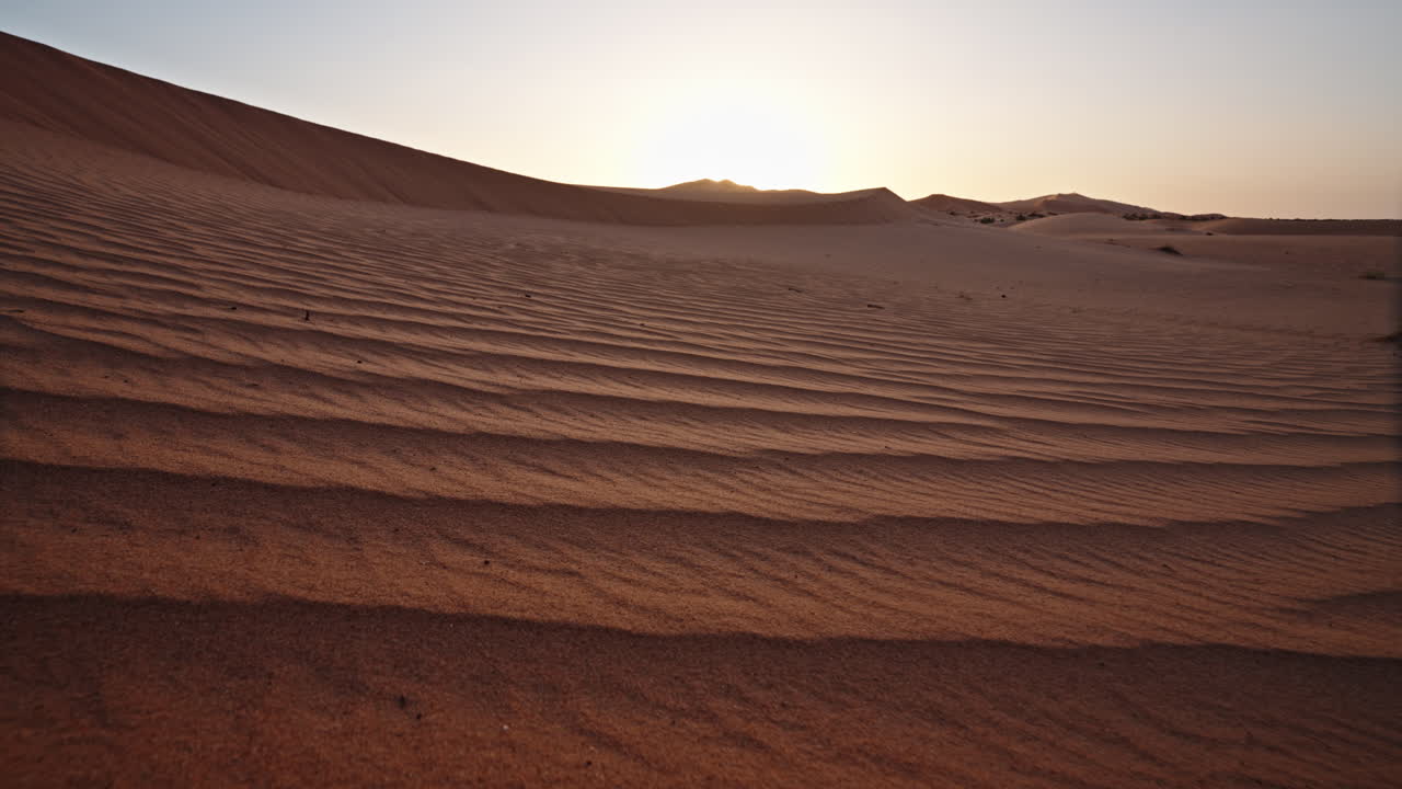 puesta de sol sobre vastas dunas del desierto con hermosos patrones de arena