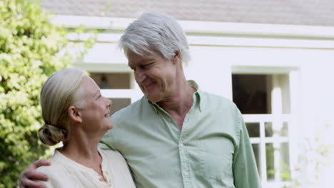 Encantadora-Pareja-De-Ancianos-En-El-Jardín