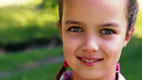 Portrait-of-a-smiling-girl-in-park