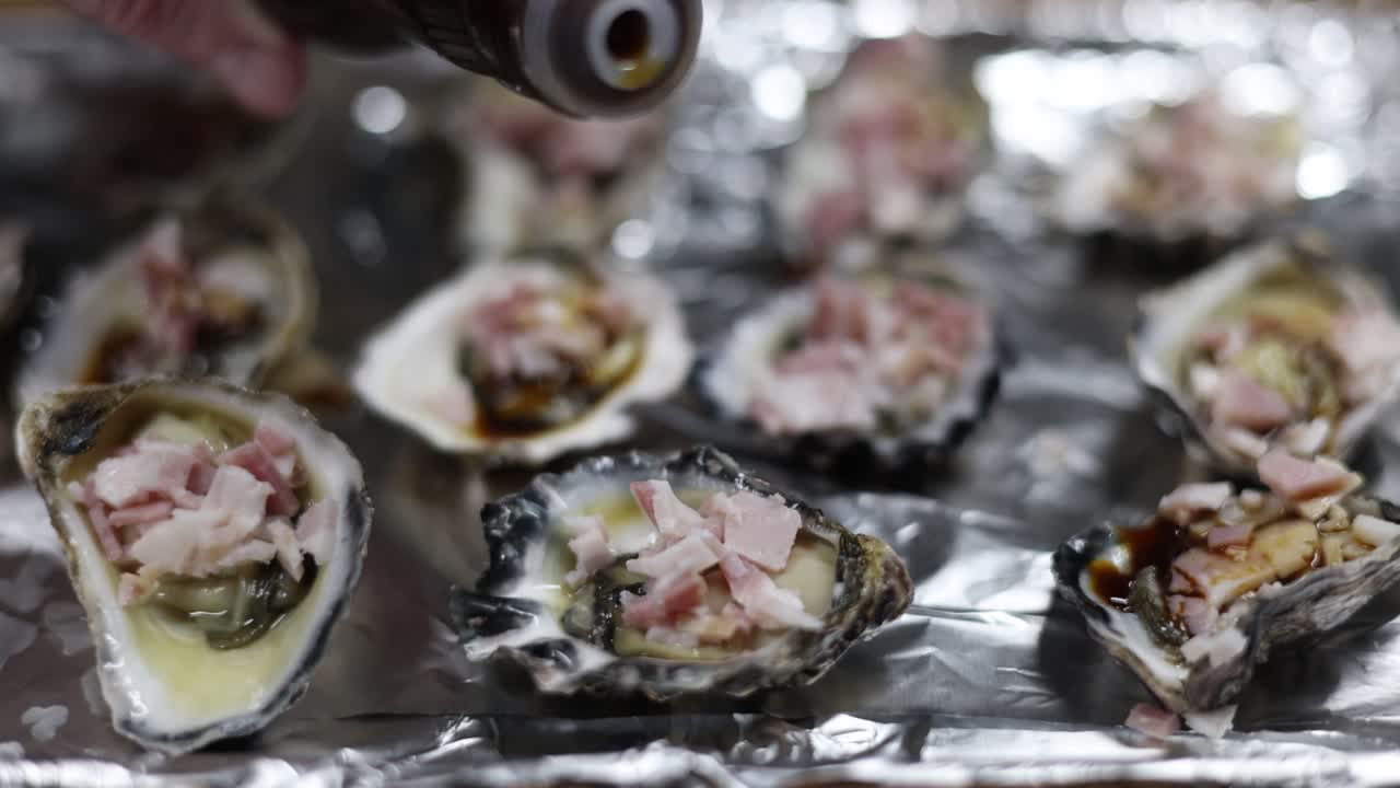 베이킹 트레이 에 있는 오스트리 에 소스 를 첨가 하는 것