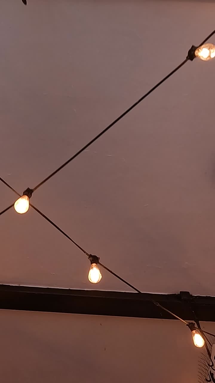 luces de cuerda iluminan el techo de un hotel