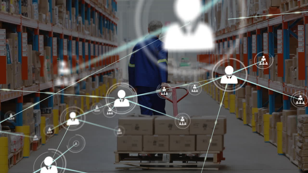 red de iconos de perfil contra la vista trasera de un trabajador de alto nivel tirando de una paleta en el almacén