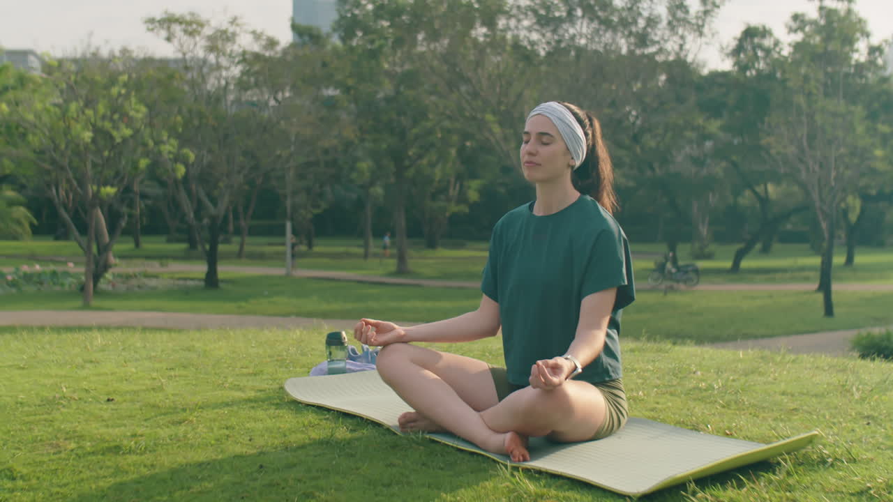 mujer meditando en el parque