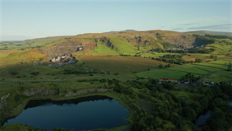 Establecimiento-De-Disparos-Con-Drones-Sobre-Canteras-Activas-Y-En-Desuso-En-Fordale,-En-Yorkshire-Dales