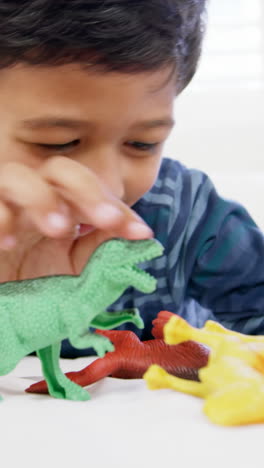 niño jugando con juguetes en la cama