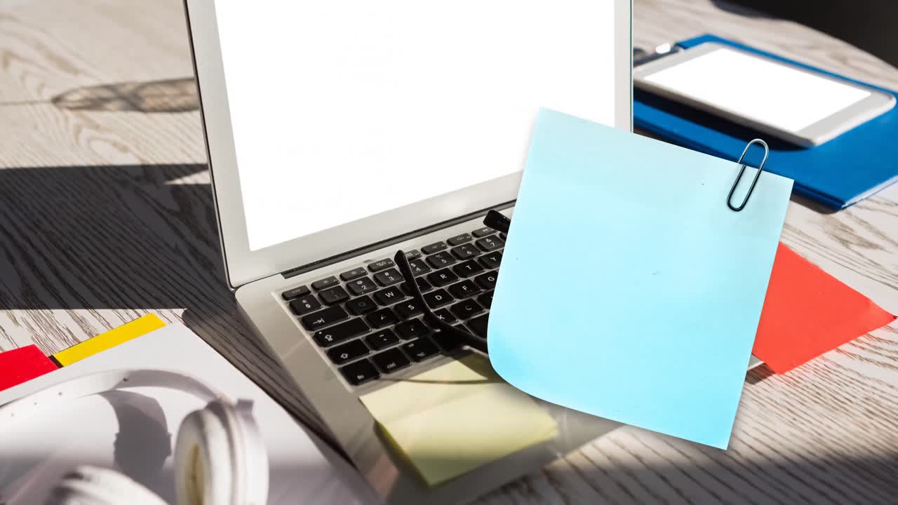 animación de nota de memorando con espacio de copia sobre el portátil en el escritorio