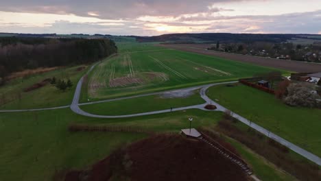 Luftaufnahme-Eines-Zufälligen-Tschechischen-Dorfes-Und-Einer-Landschaft-Mit-Leicht-Bewölktem-Himmel