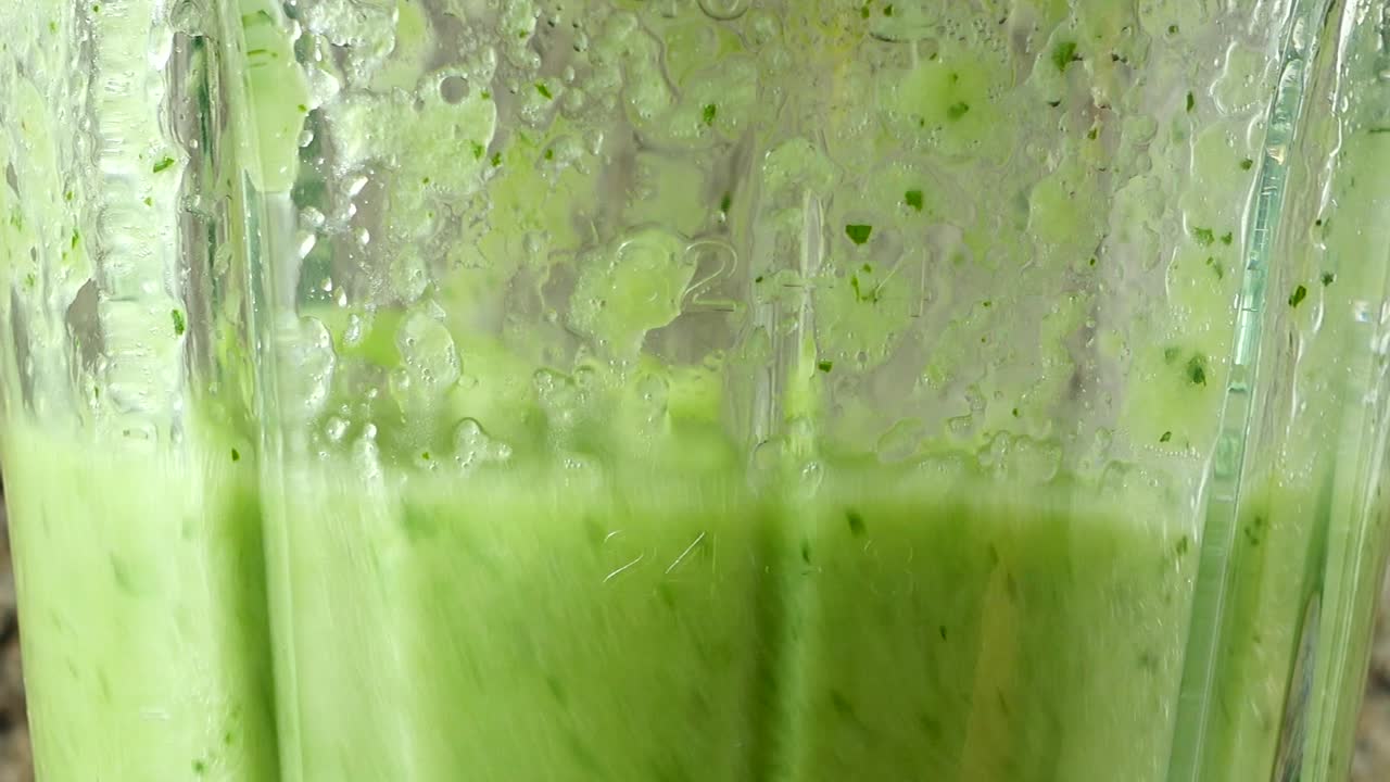 Preparazione di un cocktail con cetrioli, menta e lime