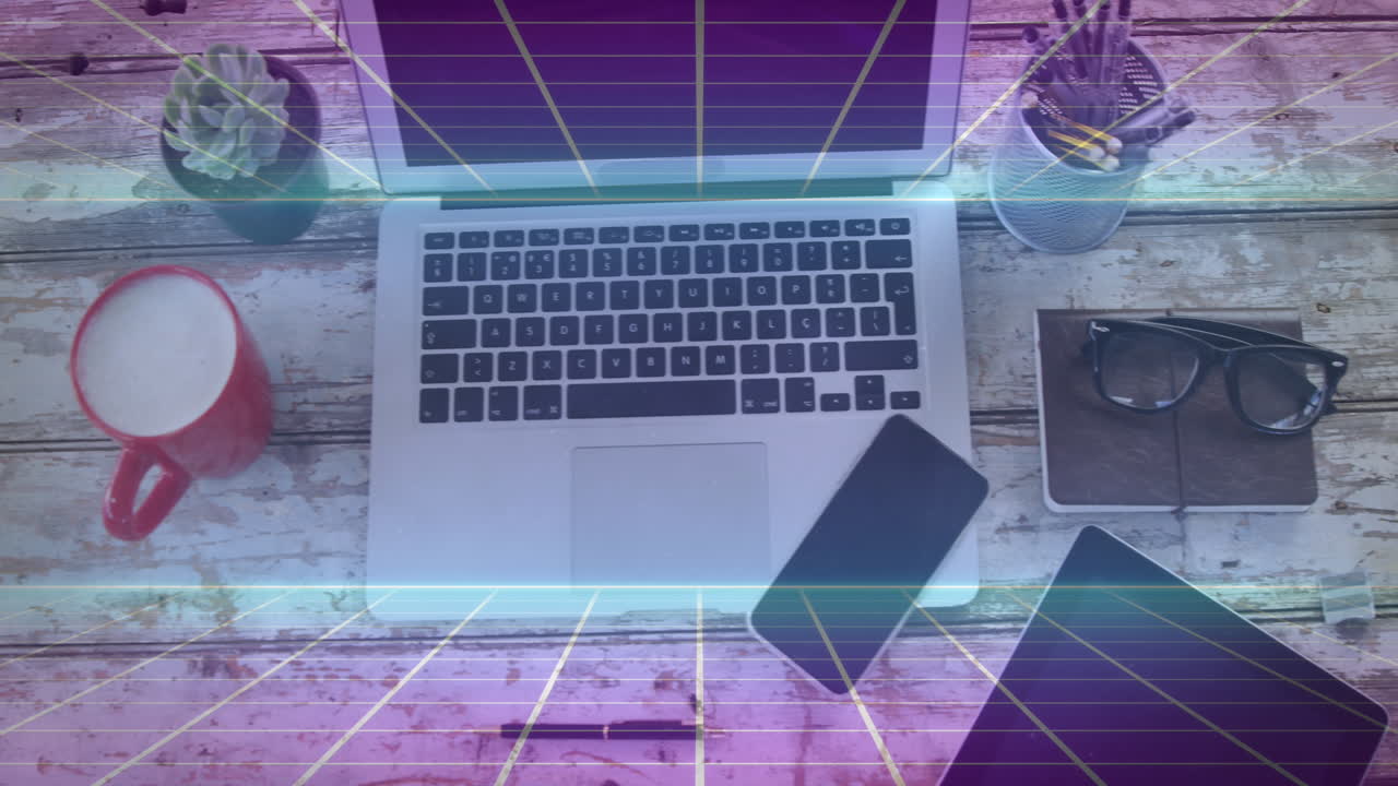 animación de cuadrados que se mueven sobre el escritorio con dispositivos tecnológicos en la oficina.