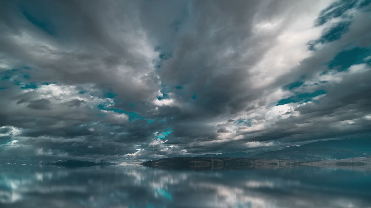 un horizonte sin costuras donde las nubes en el cielo y su reflejo en el agua se fusionan, formando una escena continua y pacífica
