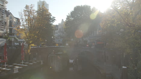 荷蘭烏特雷赫特 (utrecht) 美麗運河上的一座橋的靜態景色,