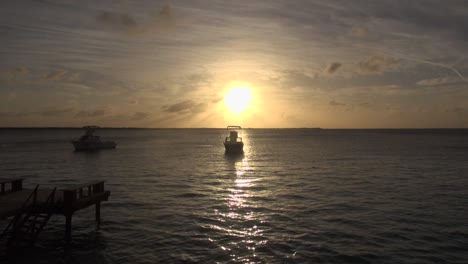 barcos en la puesta del sol