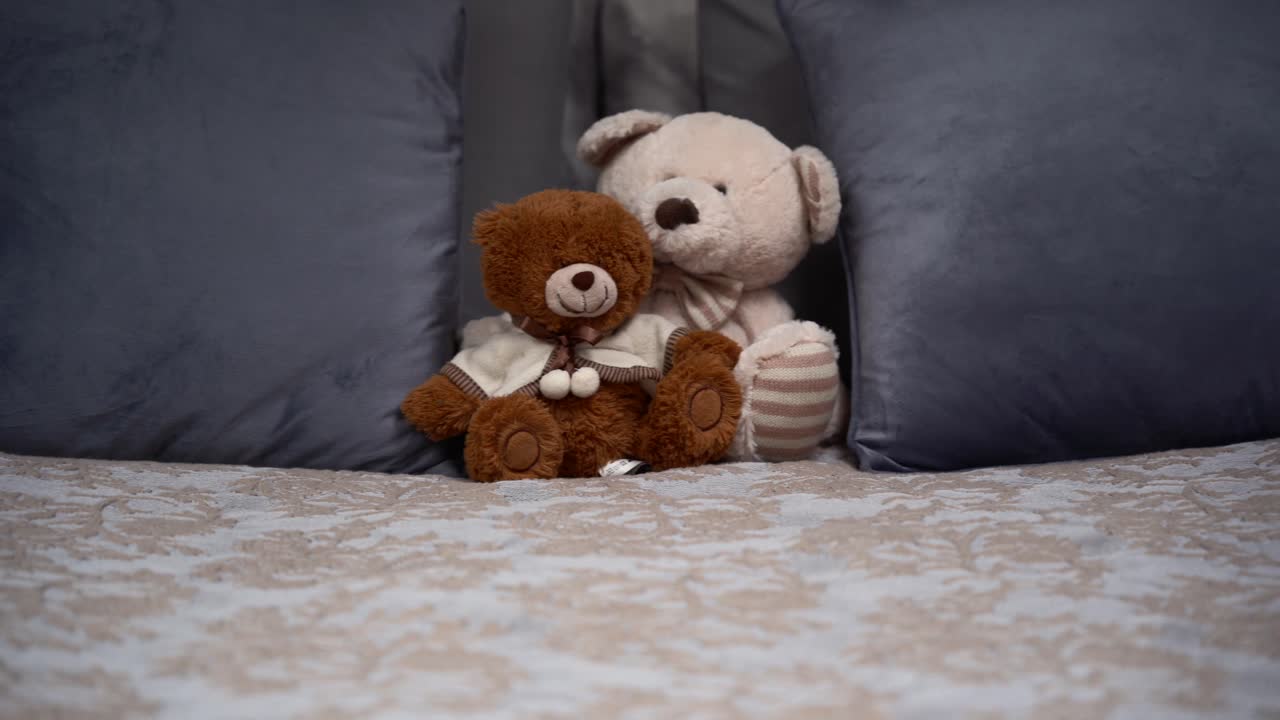 Osos de peluche en la cama doble gris