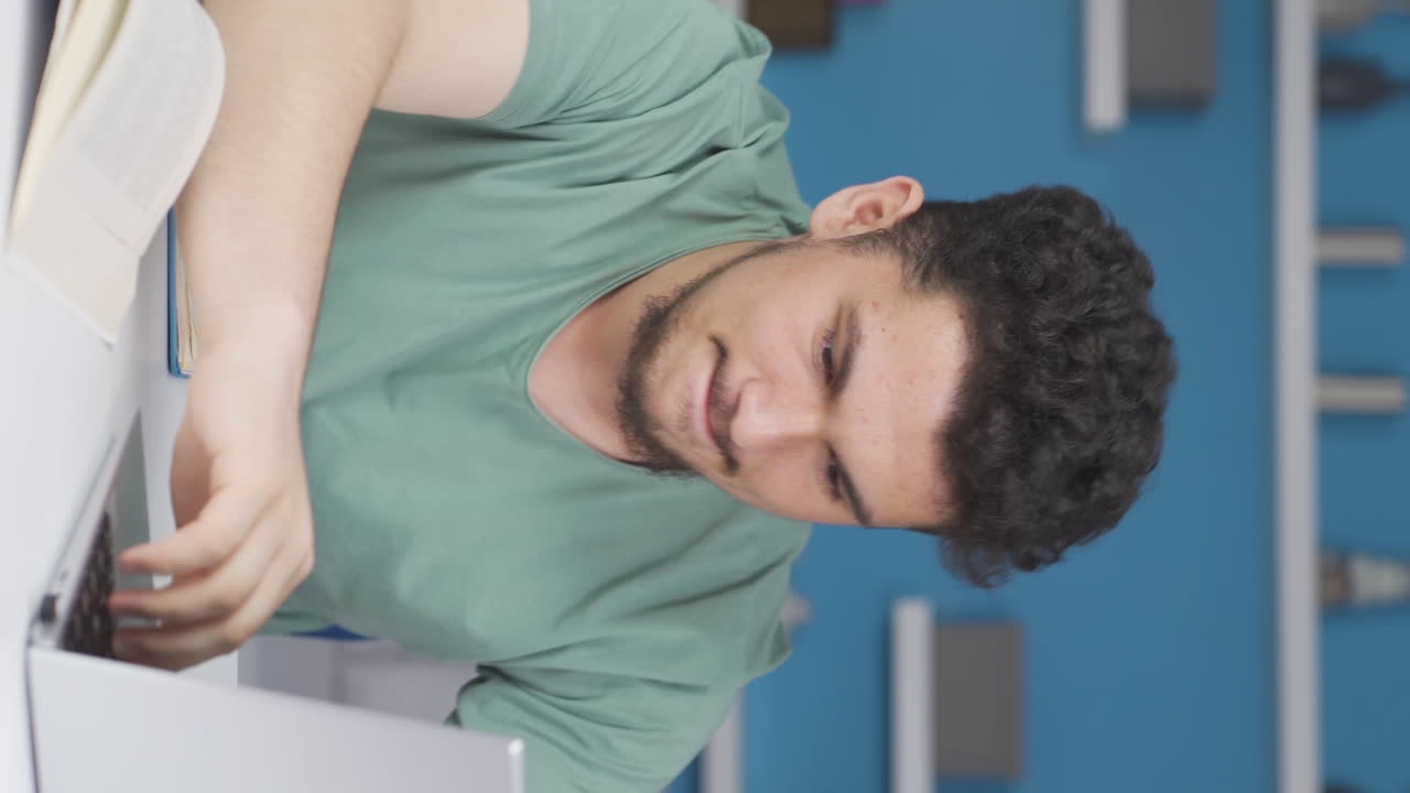 el video vertical de un estudiante masculino que hace una transacción errónea será frustrado.